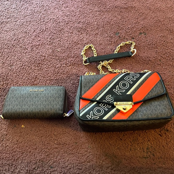 Michael Kors Crossbody matching purse/wallet - Picture 3 of 4